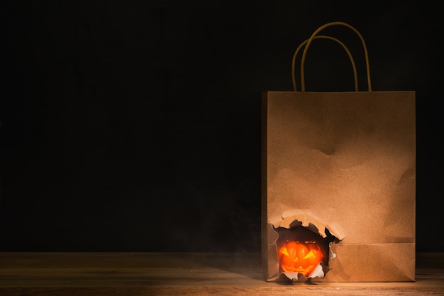 Citrouille d&#39;Halloween en déchirant un sac en papier