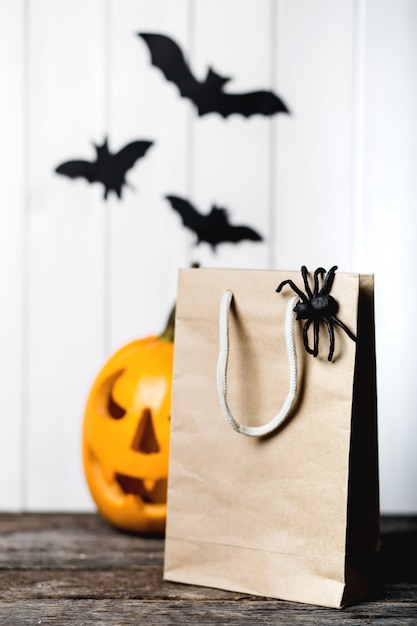 Photo citrouille d'halloween effrayante avec des chauves-souris sur blanc.