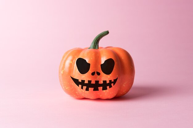 Citrouille d'Halloween sur fond rose