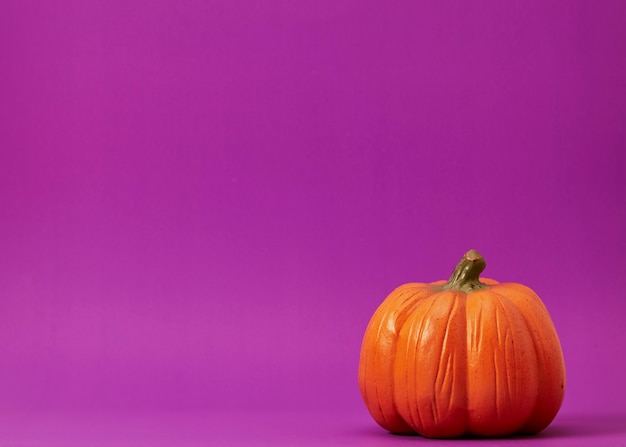 Citrouille d'Halloween sur fond violet