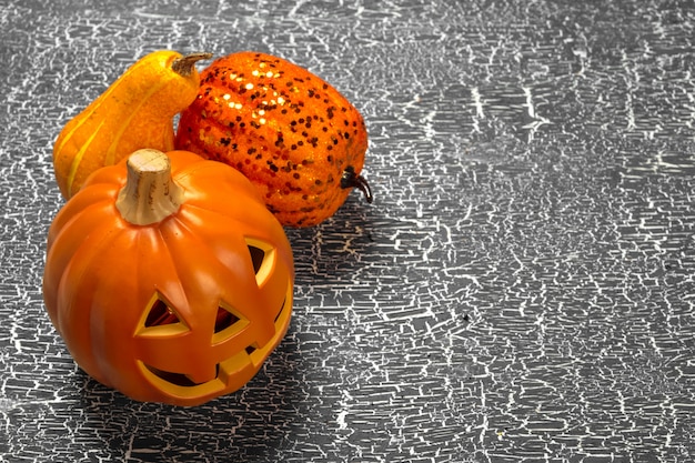 Citrouille d'halloween heureux sur la table à la maison.