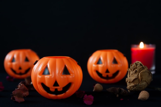 Citrouille d&#39;Halloween avec lanterne sur fond noir