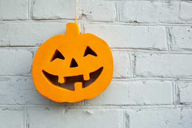 Citrouille d&#39;Halloween se bouchent sur le fond de mur de brique