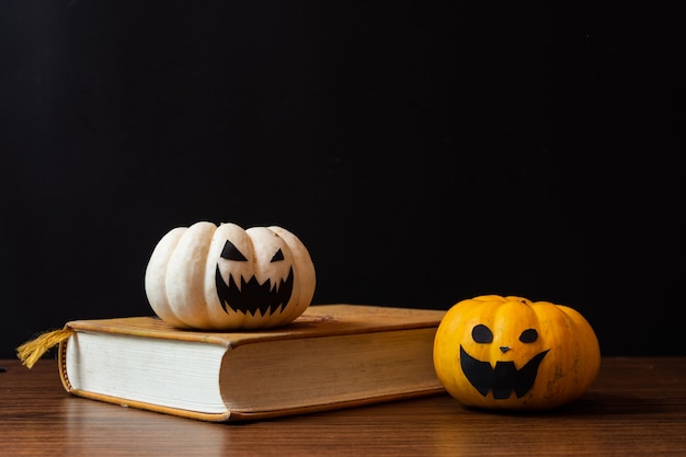 Citrouille d&#39;Halloween sur une table en bois. Fond noir.