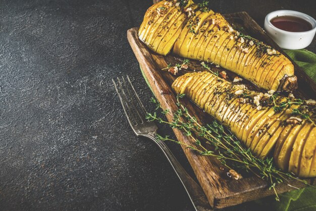 Citrouille hasselback rôtie aux herbes