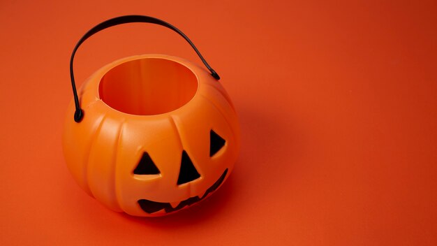 Citrouille Jack o lantern sur fond orange