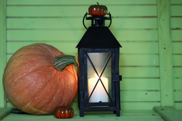 Citrouille et lampe sur table en bois