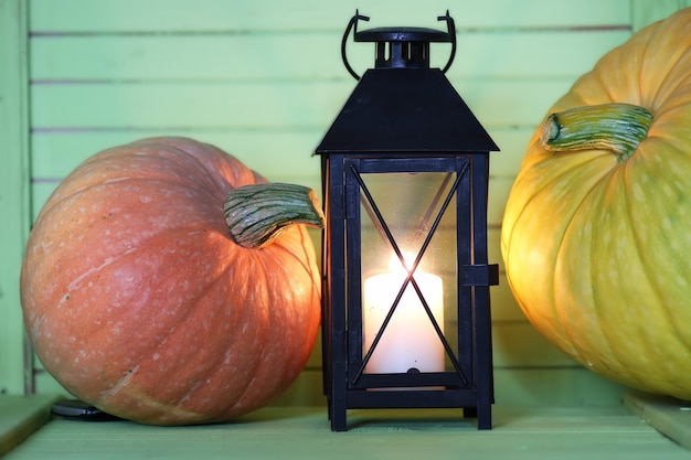 citrouille et lampe sur table en bois