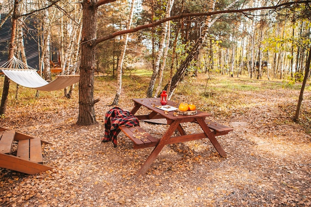 Citrouille orange et feuilles près d'un ordinateur portable sur une table. Temps de saison d'automne