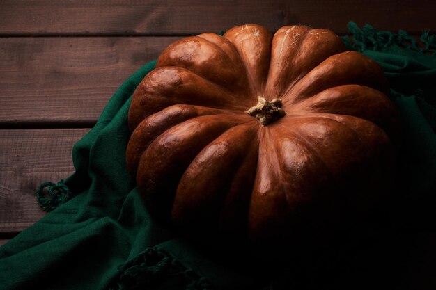 Citrouille orange mûre entière bouchent fond de bois