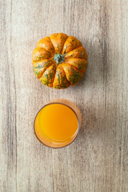 Citrouille orange et un verre de jus de citrouille