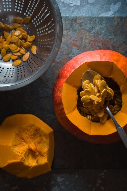 Citrouille passoire et graines pour faire de la soupe à la citrouille