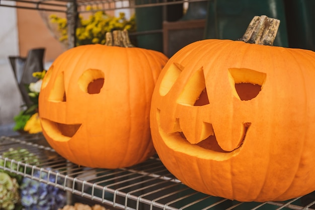 Citrouille pour Halloween sur un étal de marché. Fête.