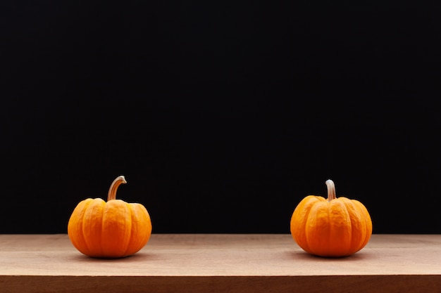Photo citrouille sur table en bois avec un fond sombre. halloween et concept de décoration.
