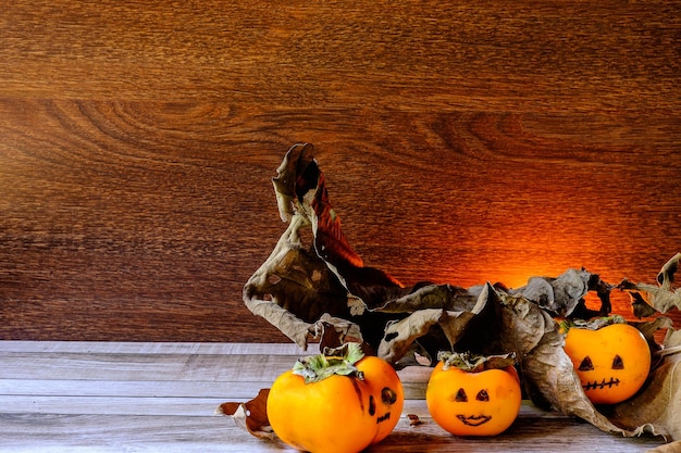 La citrouille sur la table contre le mur orange pendant Halloween