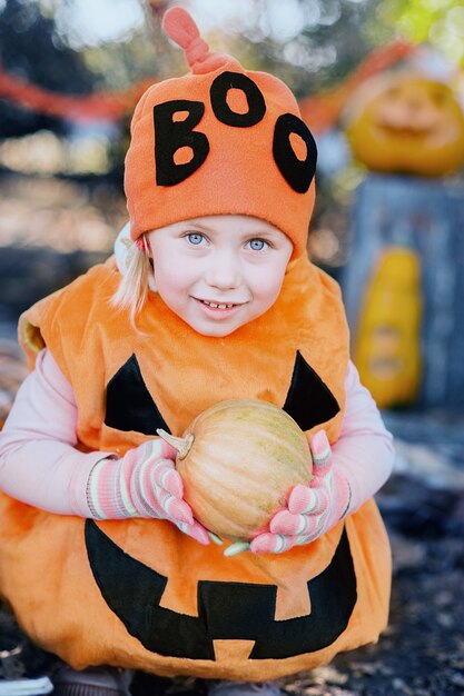 Citrouille tenue fille. Concept d'Halloween