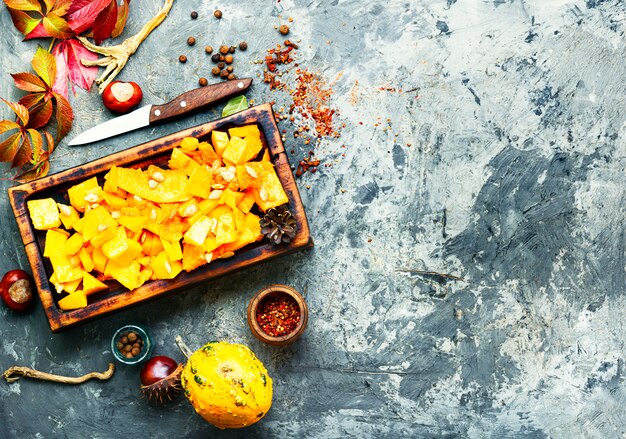 Citrouille tranchée sur planche de cuisine