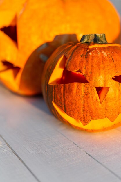 Citrouille vampire aux couleurs vives sur une table en bois blanc Happy Halloween