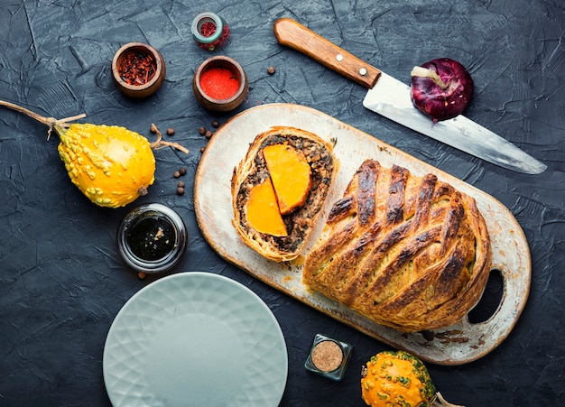 Citrouille Wellington, miche de pain farcie aux champignons cuits et à la citrouille.