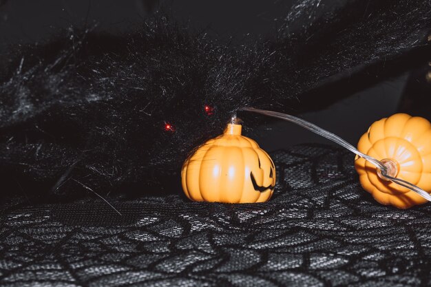 Citrouilles araignées jouets sur boule d'Halloween noire