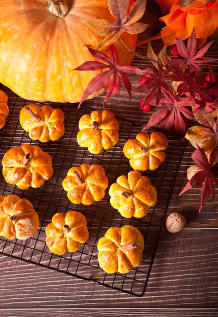 Citrouilles d'automne avec des feuilles et des noix