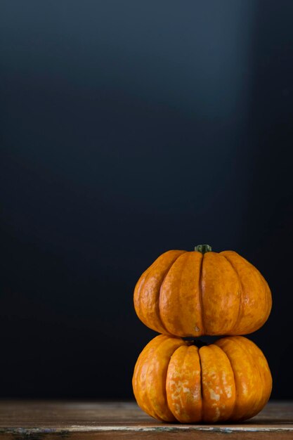 Citrouilles d'automne sur un fond sombre