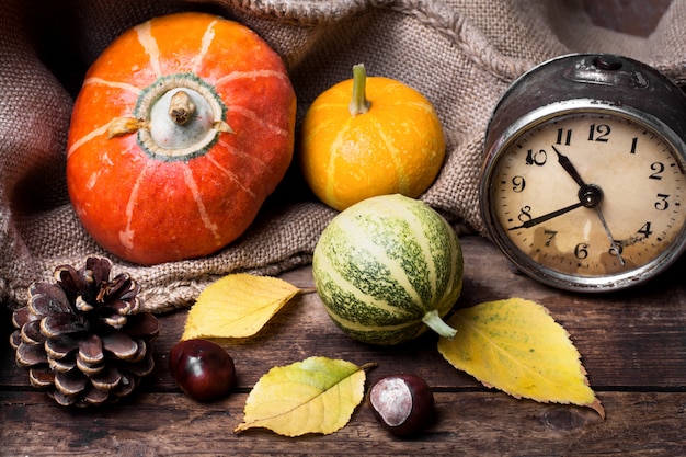 Citrouilles d&#39;automne et horloge