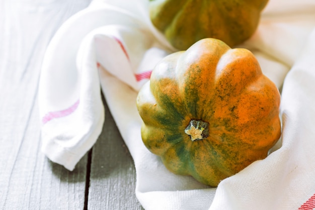 Citrouilles d'automne sur une table en bois