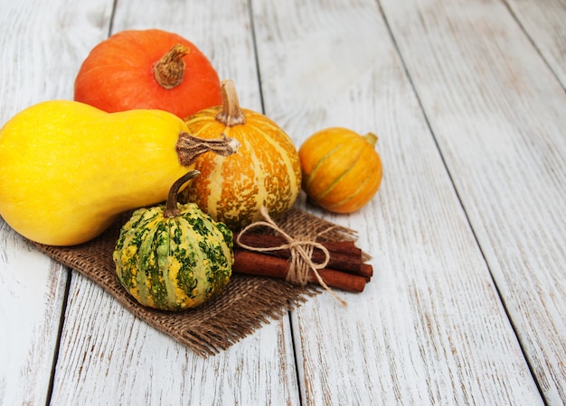 Citrouilles et bâtons de cannelle