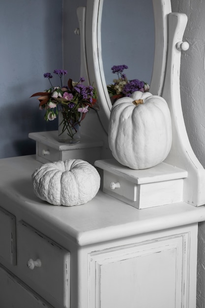 Photo citrouilles blanches à angle élevé et miroir