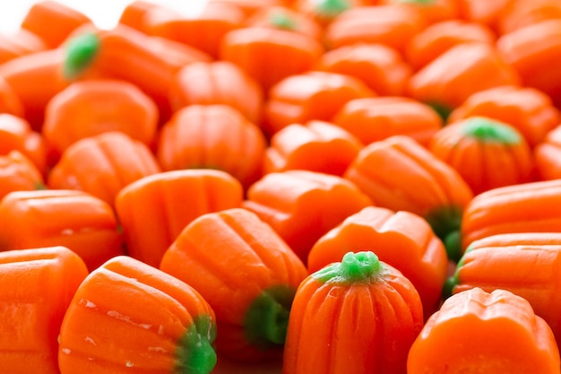 Citrouilles de bonbons d'Halloween dans une pile.