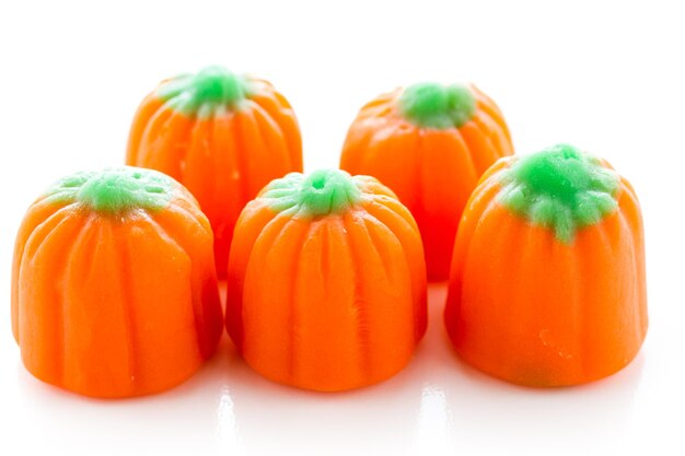 Citrouilles de bonbons d'Halloween sur fond blanc.