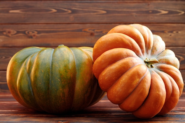 Citrouilles colorées sur table en bois marron