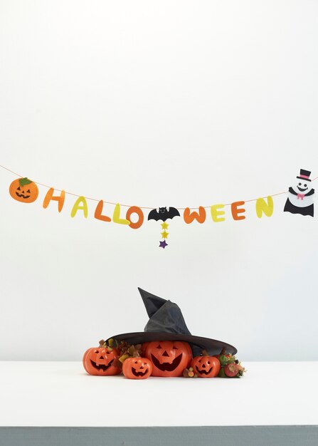 Citrouilles décoratives pour halloween sur fond blanc