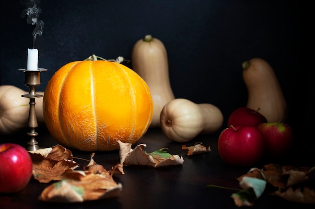 Citrouilles fraîches et bougies sur la table