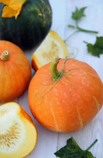 Citrouilles fraîches sur la table