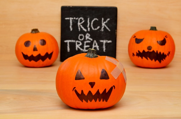 Citrouilles d'Halloween et astuce ou friandise de lettrage