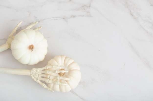 Citrouilles d'halloween blanches avec décor sur fond de marbre