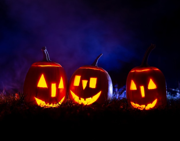 Citrouilles D'halloween Sur Bleu Avec De La Fumée