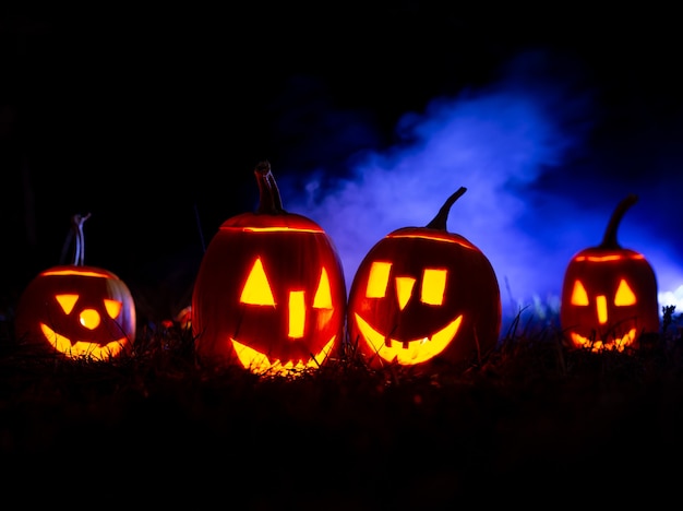 Citrouilles d'Halloween sur bleu