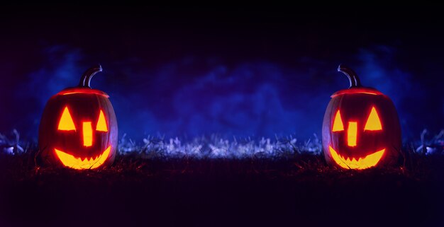 Citrouilles d'Halloween sur bleu