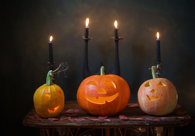 Citrouilles d'Halloween sur dark