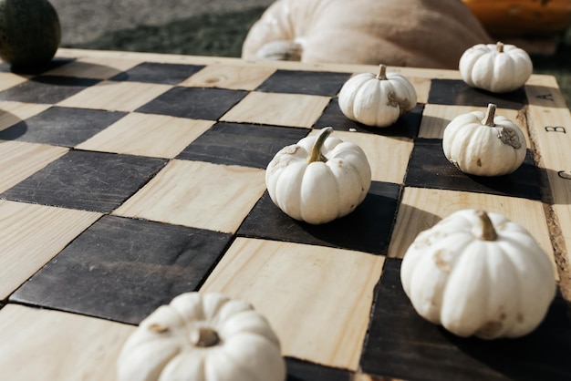 Citrouilles d'Halloween sur la décoration d'automne de l'échiquier