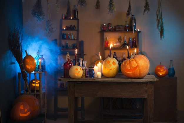 Citrouilles d'Halloween et décoration d'intérieur