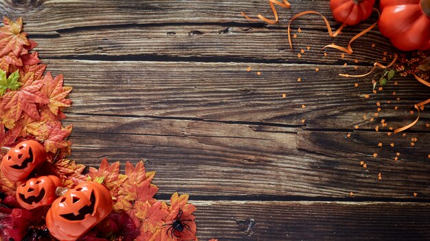 Citrouilles d'Halloween avec des feuilles d'automne d'automne sur bois