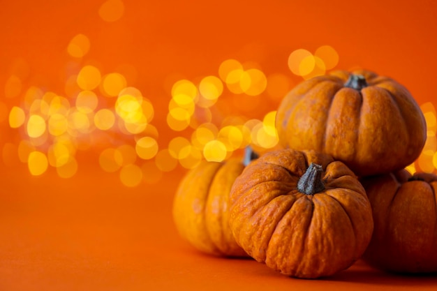 Citrouilles d'Halloween sur fond de lumières floues orange vif