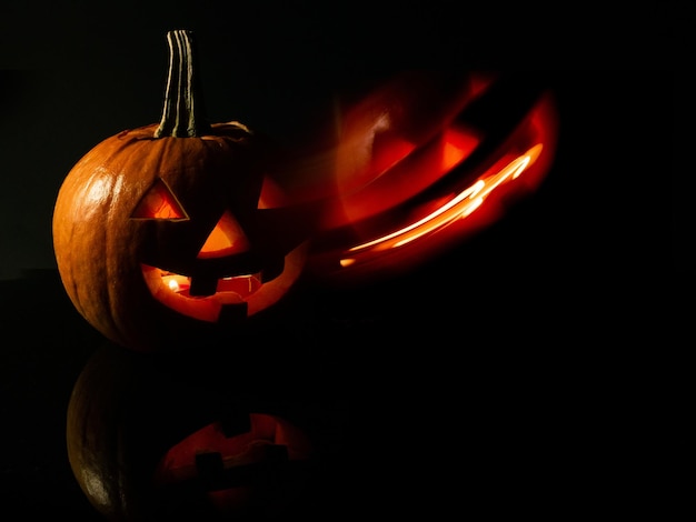 Citrouilles d&#39;halloween sur fond noir