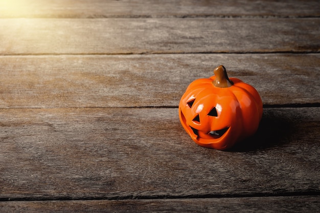 Citrouilles d&#39;Halloween sur fond de plancher en bois