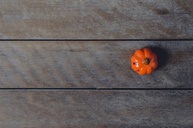 Citrouilles d&#39;Halloween sur fond de plancher en bois