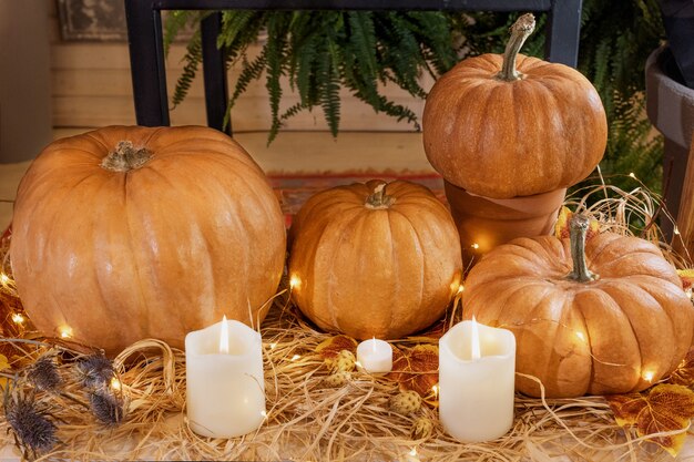 Citrouilles d'Halloween avec paille de bougies